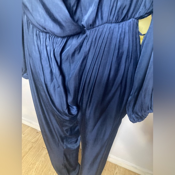 Blue jumper long sleeve, very silky feel. Size small, - Picture 4 of 9